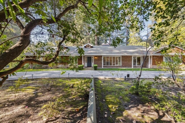 Building Photo - 216 Valparaiso Ave