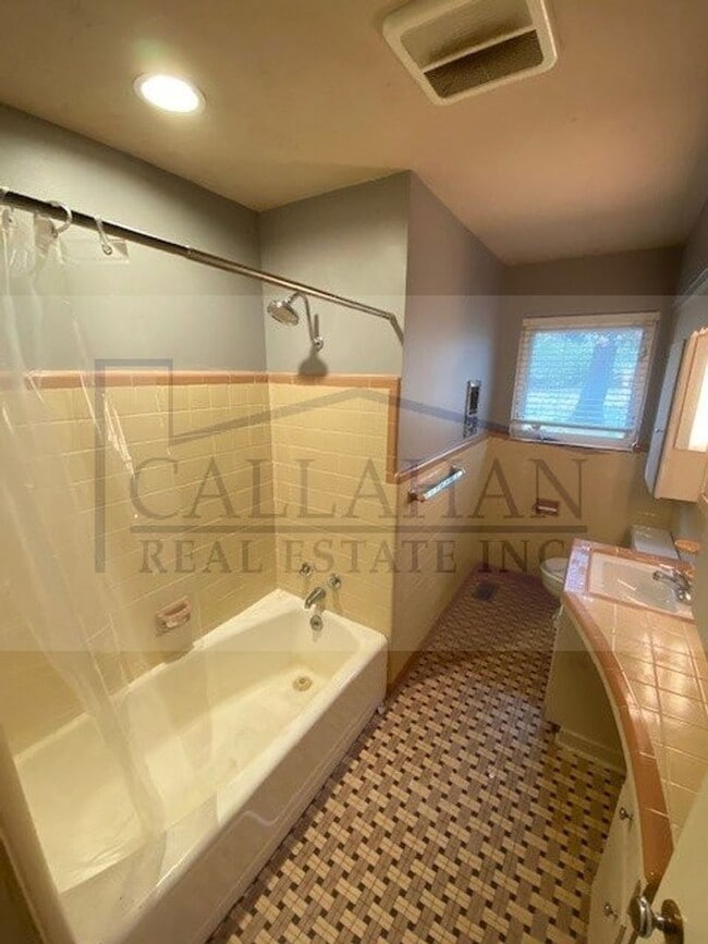 Building Photo - Lakewood 3 Bedroom Home