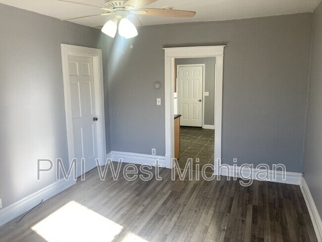 Building Photo - 1530 Quarry Ave NW