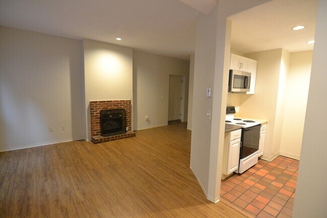 Building Photo - 67 St Germain St