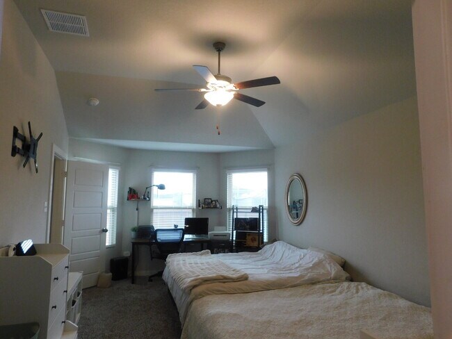 Building Photo - "Spacious 4-Bedroom Gem in San Antonio – Y...