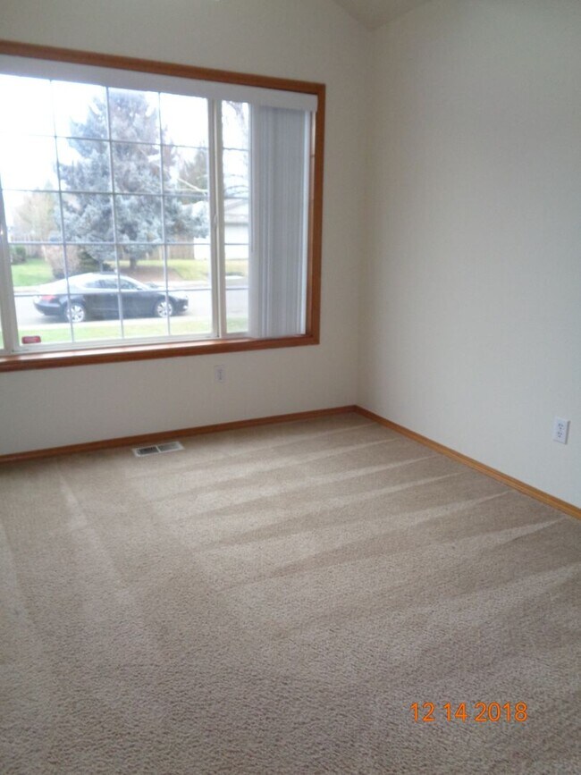 Building Photo - 1130 SW Fleishauer Ln