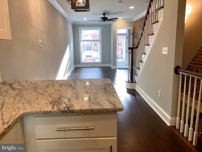 Building Photo - 632 S Decker Ave