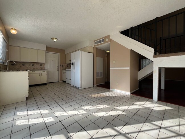 Building Photo - 3/1.5 Townhouse in Great location