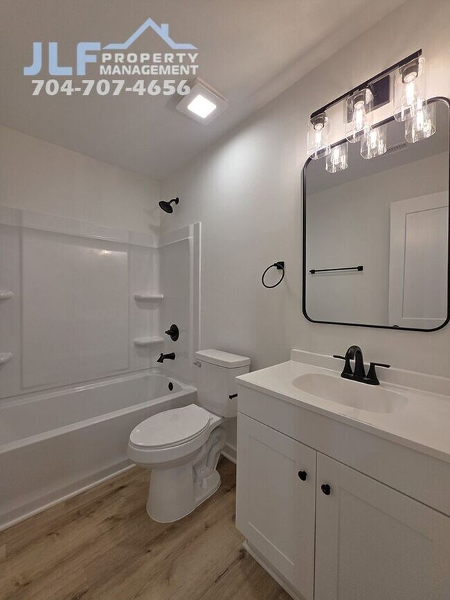 Building Photo - Brand New Construction 2 Bed/ 2 Bath Home in New London!