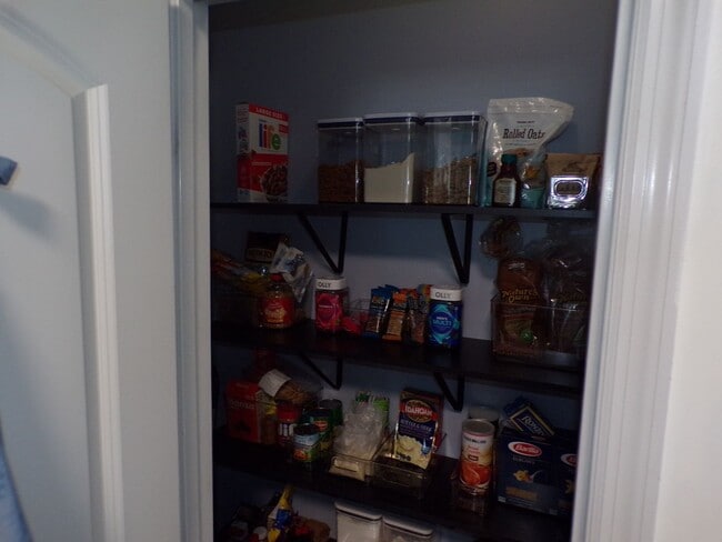 Building Photo - Two Bedroom Two and half Bathrooms Townhome!