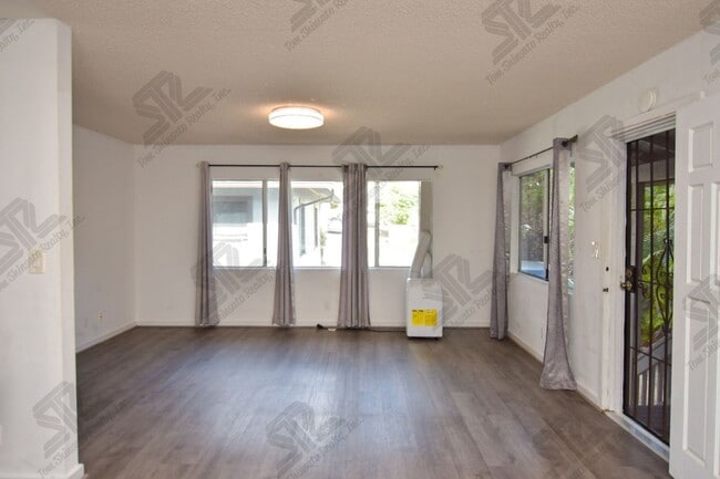 Building Photo - 3BR / 2Bath / 3Pkg - Home in Aiea!