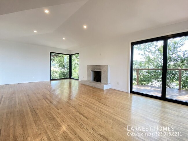 Building Photo - 2736 Hollyridge Dr