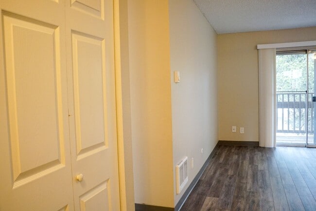 Building Photo - Great Top-Floor 2-Bedroom Near OHSU w/Private Balcony!