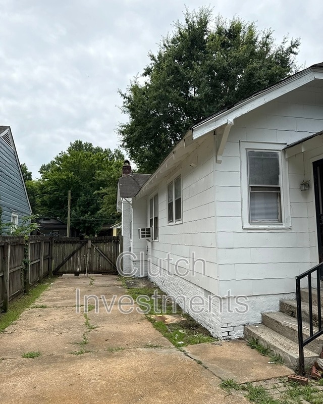 Building Photo - 3528 Bowen Ave