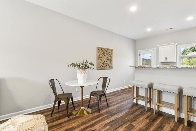 Building Photo - 1115-D2 Hillwood Dr