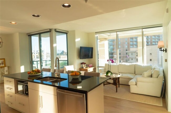 Building Photo - 300 Bowie St