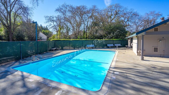 Building Photo - Lovely 3 Bedroom Townhouse ~ Water Included