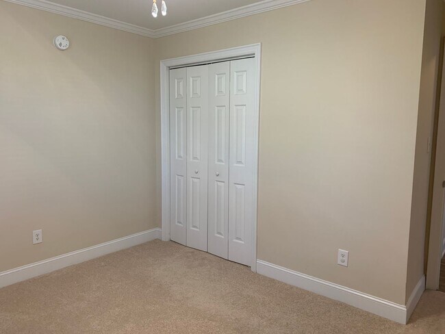 Building Photo - Beautiful Home on Lake Clermont