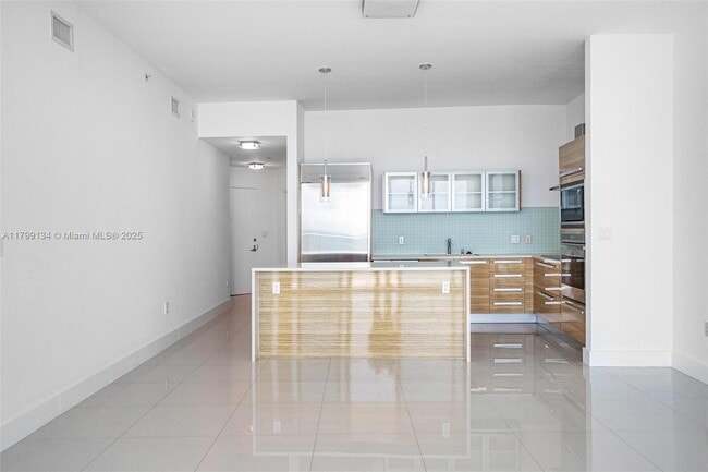 Building Photo - 2020 N Bayshore Dr