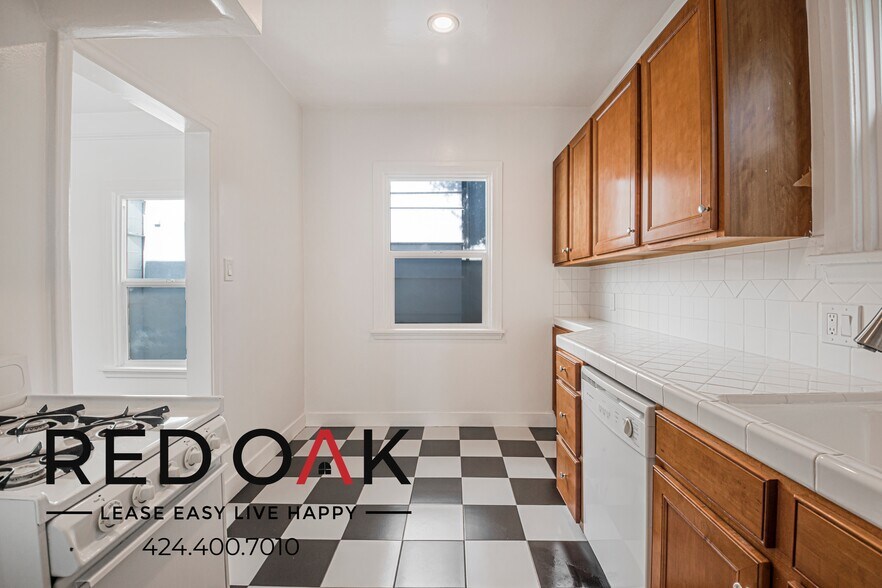 Building Photo - 1818 Whitley Ave