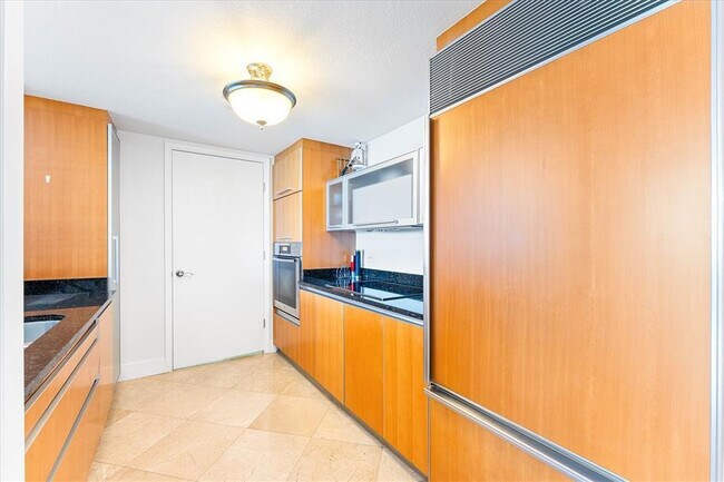 Building Photo - 17201 Collins Ave