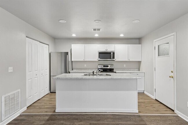 Building Photo - 401 Debra Ct