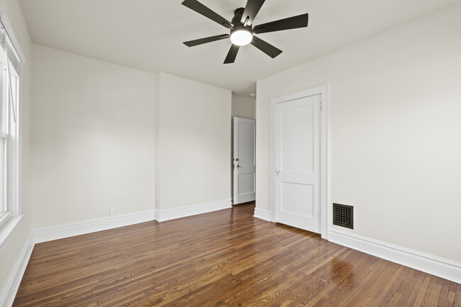 Front Bedroom - 862 College Ave