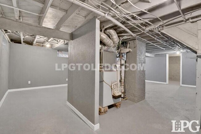 Building Photo - 2041 Loxley Rd