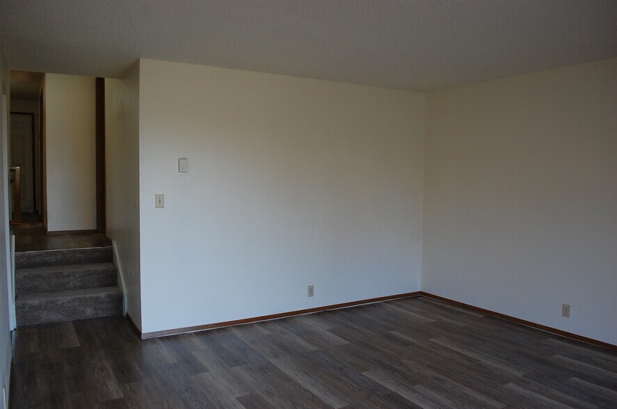 Building Photo - 108 Kensington Ave S