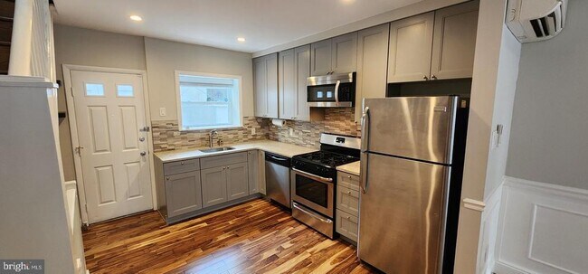Building Photo - 714 S Percy St