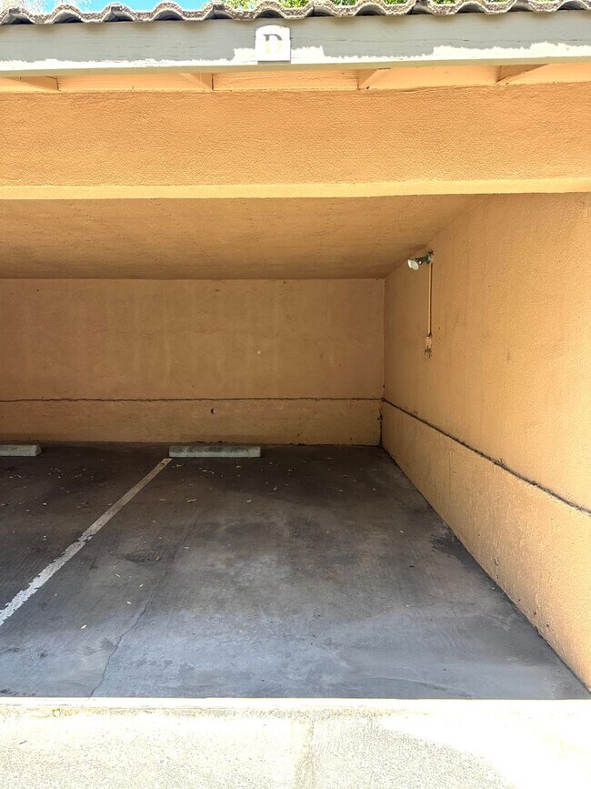 Building Photo - Conveniently located condo in Modesto