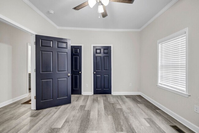 Building Photo - CHARMING 4 BEDROOM BUNGALOW IN THE HEART O...