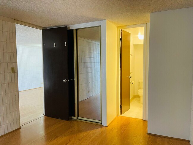 Building Photo - Partly Furnished 3-bedroom, 2-bath condo a...