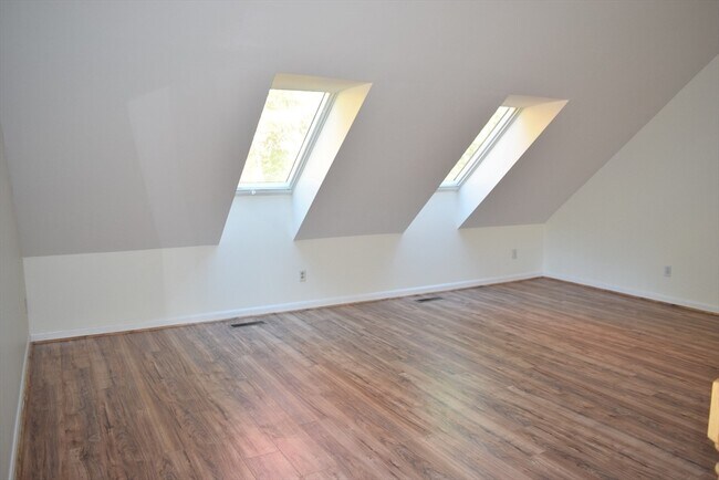 Building Photo - 5 Maple Ridge Dr