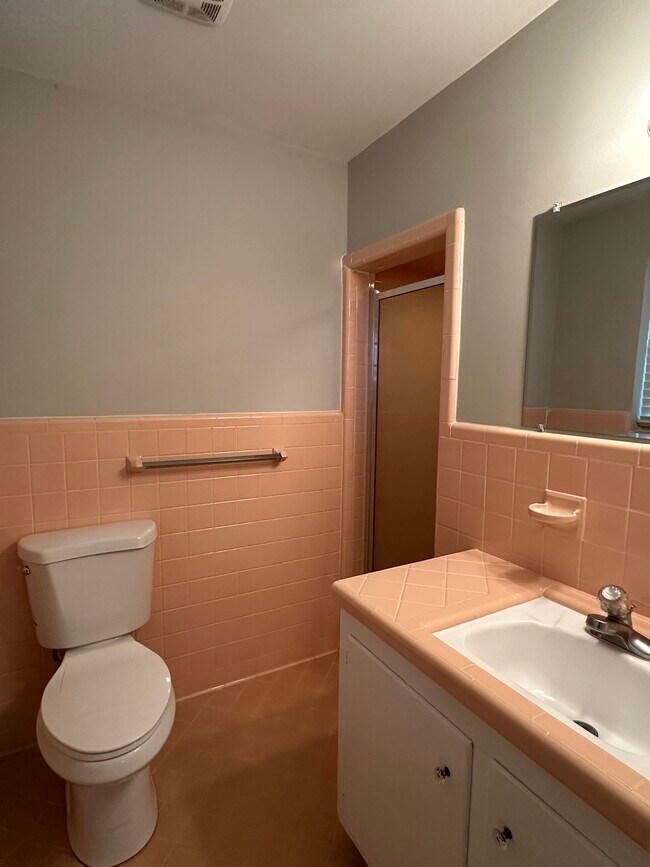 Building Photo - 1600 Plumcrest Dr