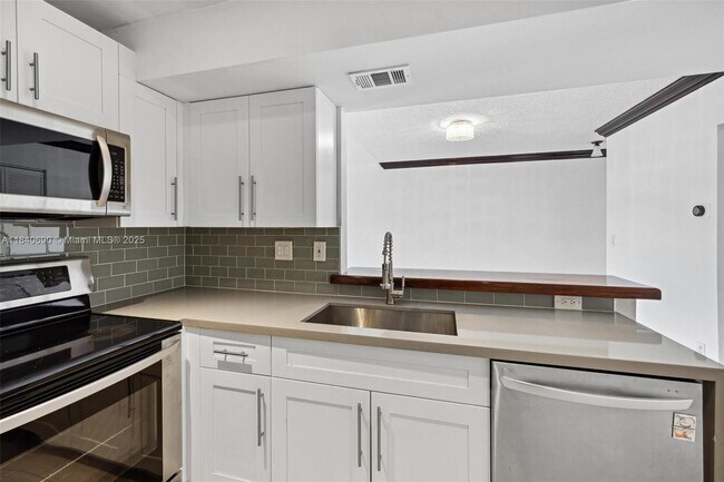 Building Photo - 9741 Fontainebleau Blvd