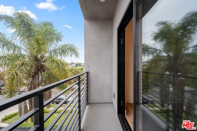 Building Photo - 1920 S Sherbourne Dr