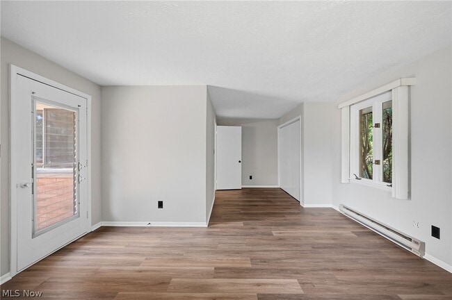 Building Photo - 333 E Ridgewood Dr