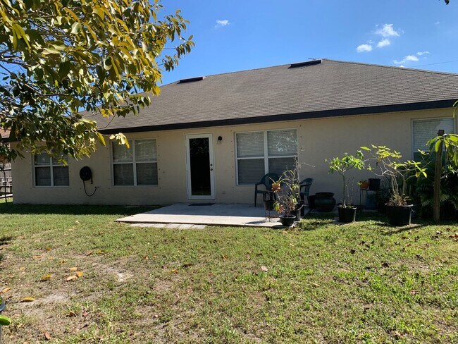 Building Photo - 4 Bedroom 2 bath CBS House with 2 car garage