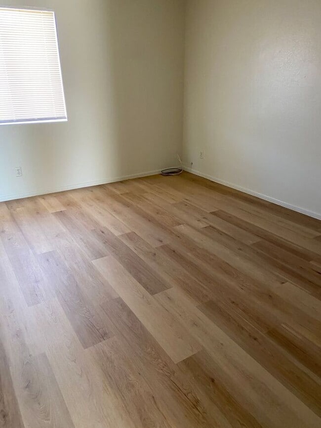 Building Photo - Bright 1 bed with front patio