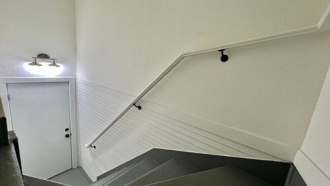 Building Photo - Well-maintained, Charming duplex – 3bd 2ba Upper-Level Unit