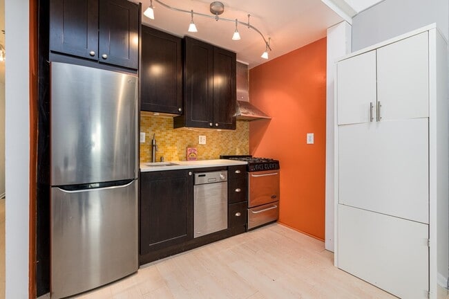 Building Photo - 476 Monmouth St