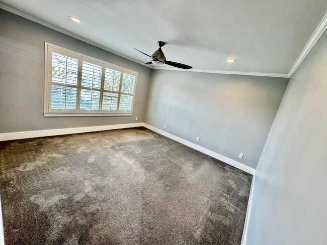 Building Photo - REMODELED 1 BEDROOM CONDO - Naples Island ...