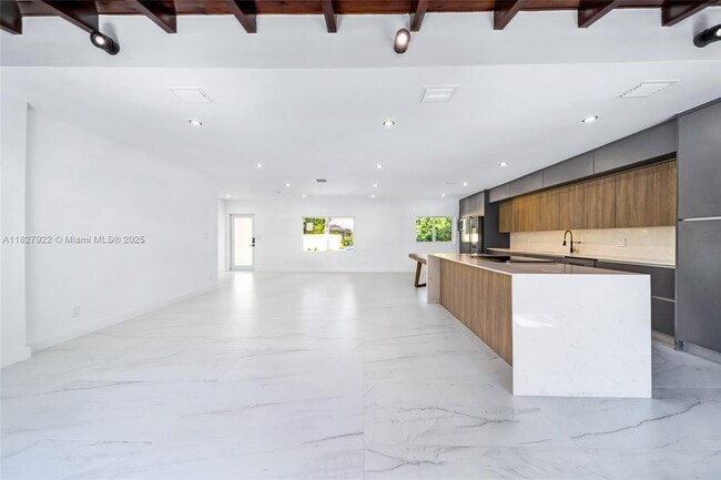 Building Photo - 400 Sansovino Ave