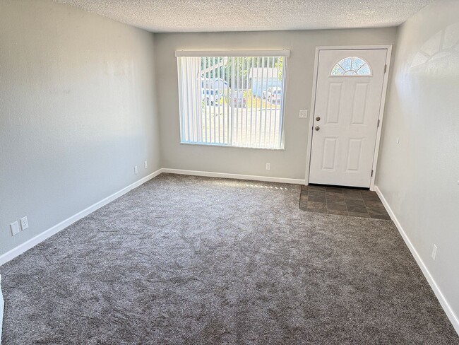 Building Photo - Updated 2 bedroom 1 bathroom dulpex in Springfield!