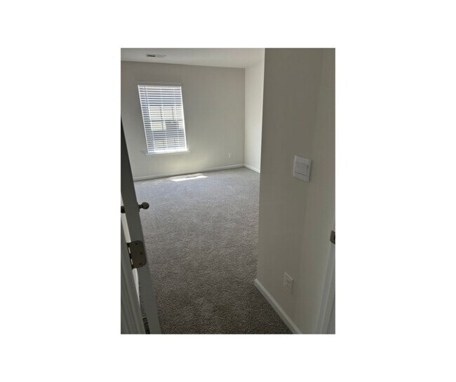 Building Photo - 1215 37th Ave Lane NE