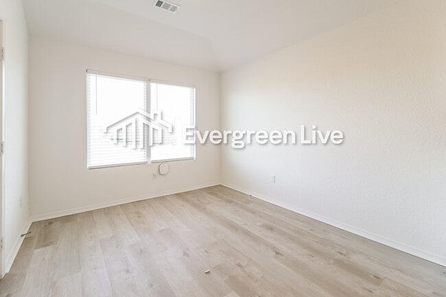 Building Photo - 32 10 Point Ln