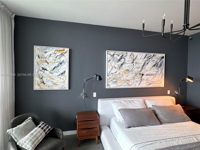 Building Photo - 2020 N Bayshore Dr