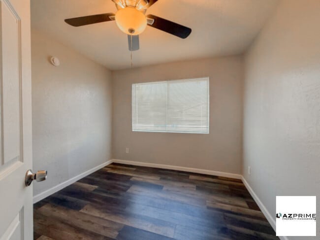 Building Photo - $925 OFF FIRST MONTH'S RENT MOVE IN SPECIAL! Inviting 1/1 Phoenix Triplex Unit with Modern Upgrades!