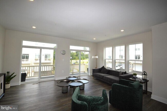 Building Photo - 22790 Tawny Pne Sq