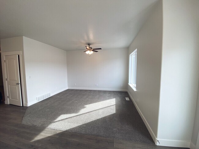 Building Photo - Willow Point Townhome