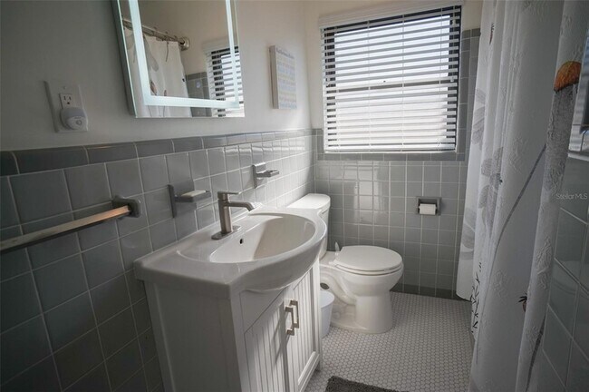 Building Photo - 929 Lantana Ave