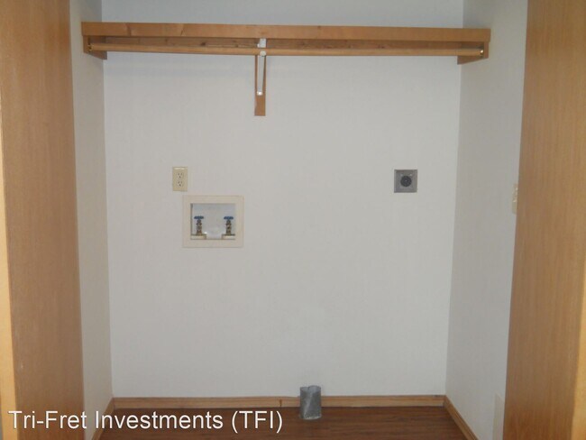 Building Photo - 209-266 E Erie St