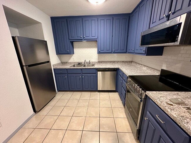 Building Photo - 2 Bedroom Condo Walking Distance to Baylor...